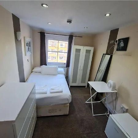 Lovely En-Suite Bedroom Лондон Екстериор снимка