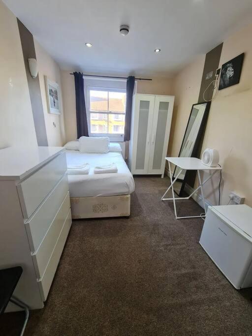 Lovely En-Suite Bedroom Лондон Екстериор снимка