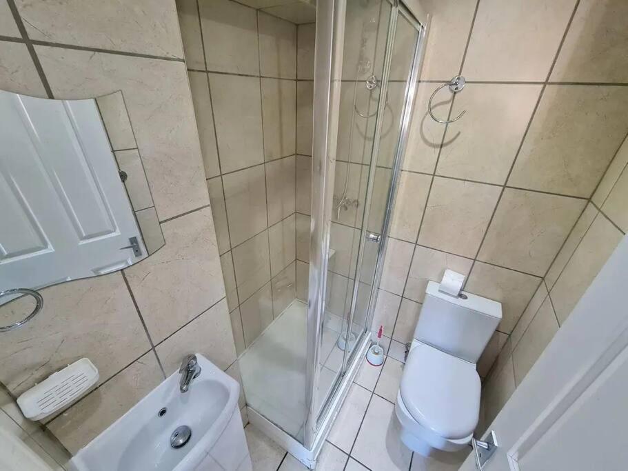 Lovely En-Suite Bedroom Лондон Екстериор снимка